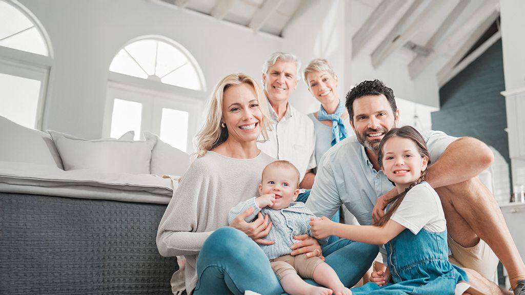 Fünf köpfige Familie lächelt in die Kamera