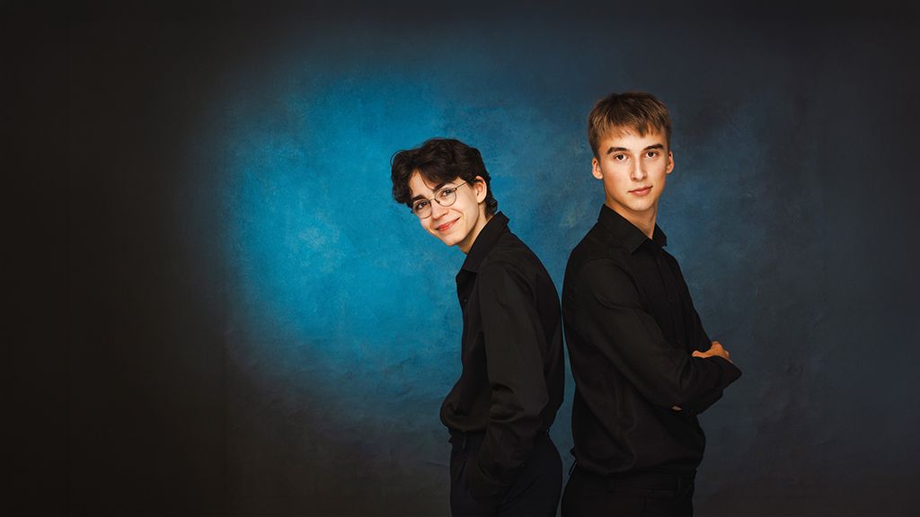 Das Duo Moser vor blauem Hintergrund