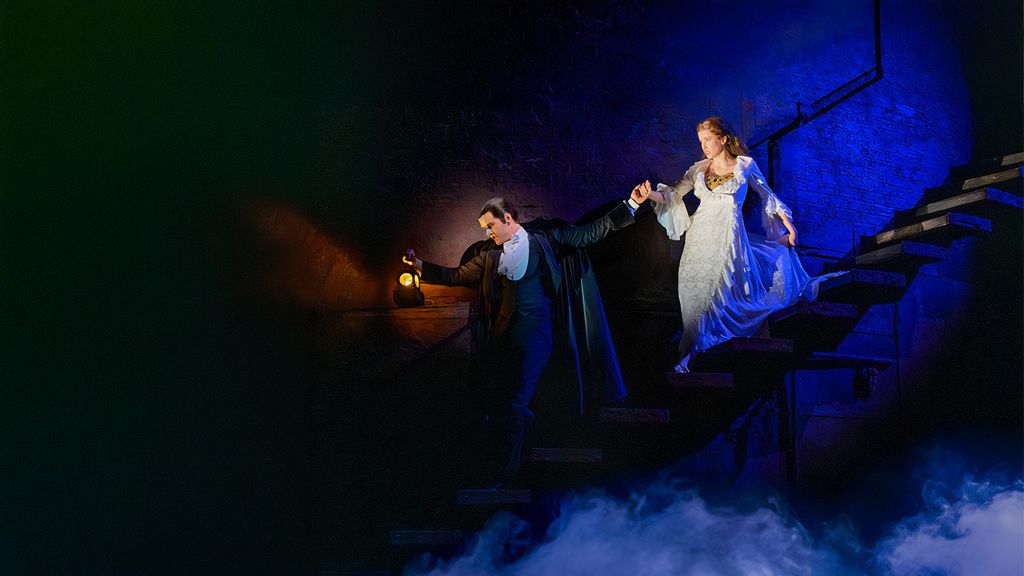 Das Phantom der Oper geht gemeinsam mit Christine Stiegen hinab