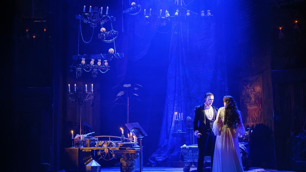 © VBW_Deen van Meer Das Phantom der Oper steht gemeinsam mit Christine auf der Show-Bühne