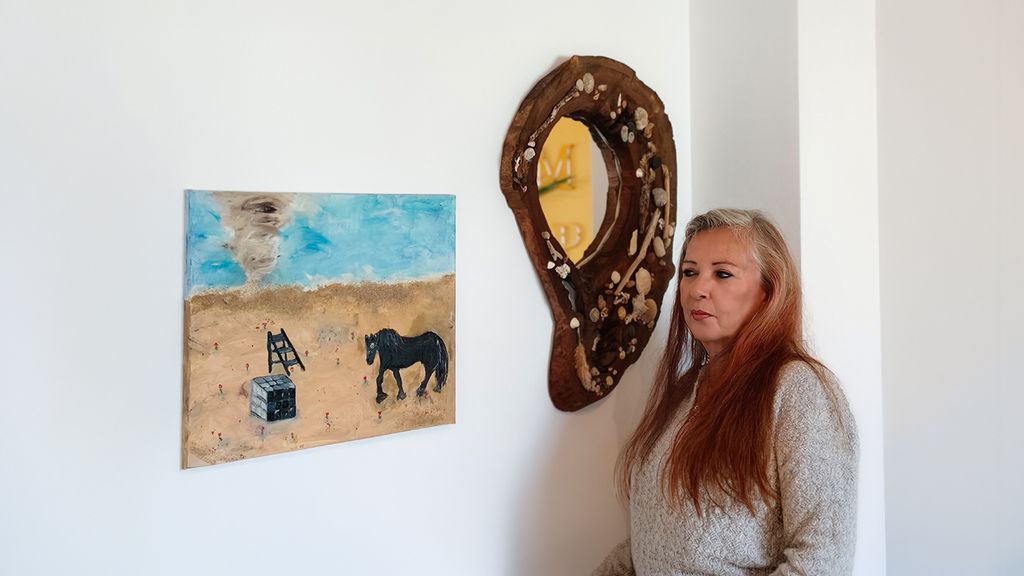 Frau betrachtet ein Gemälde