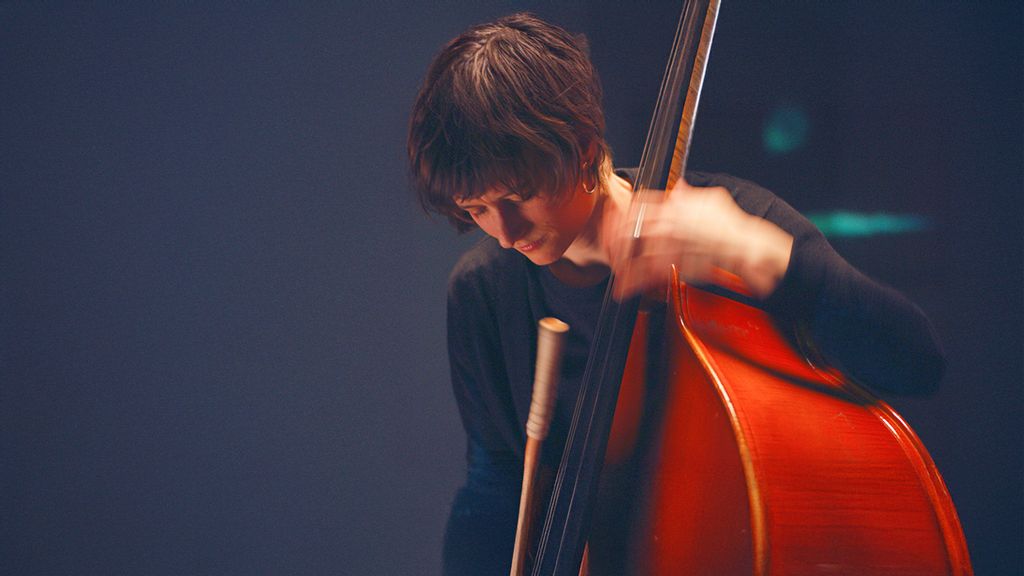 © Alfred Zacharias Frau spielt konzentriert Kontrabass