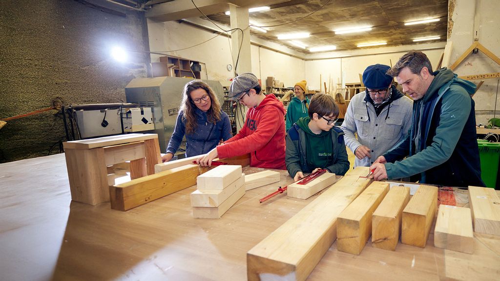 Gruppe an Personen bei einem Tischler Workshop