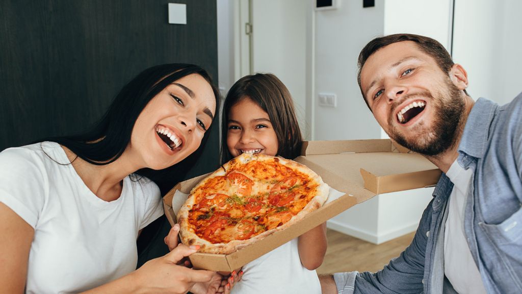 Familie beim Essen einer Pizza