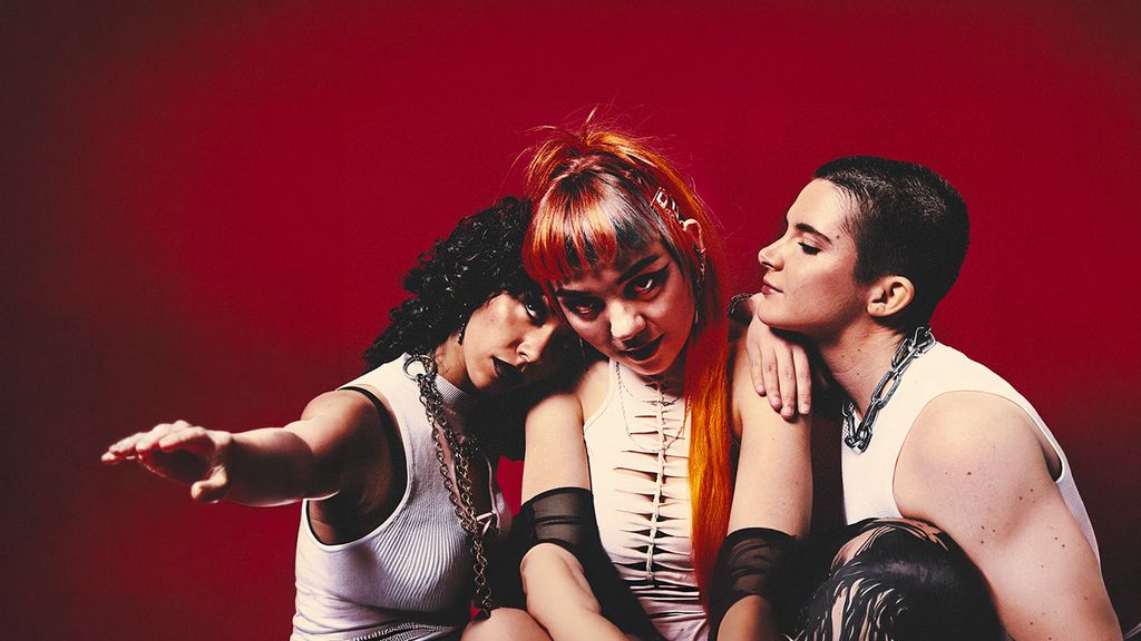 Band vom Festival vor rotem Hintergrund