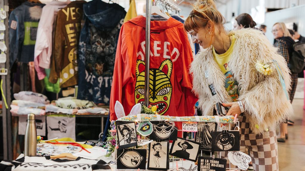 Verkäufer*innen an einem Verkaufsstand am Designmarkt.