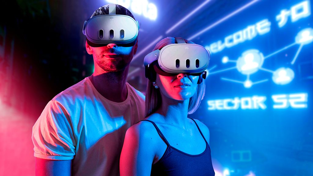 Ein Pärchen mit VR-Brillen im Escape-Room