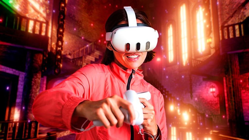 © Escapers Eine Frau mit VR-Brillen im Escape-Room