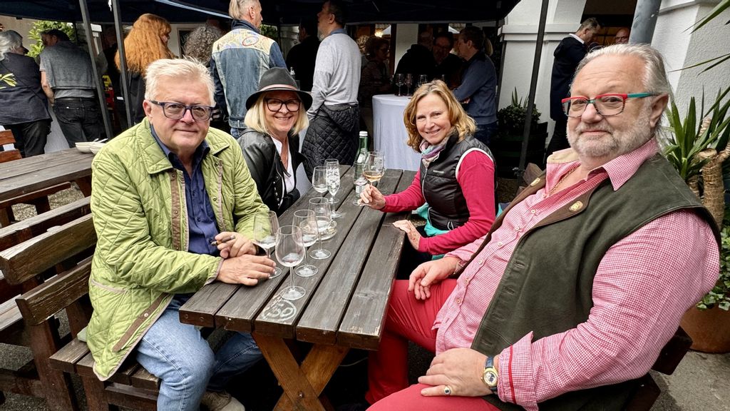 © Event-Heuriger Fuchs Gruppe von vier Personen stoßen gemeinsam an