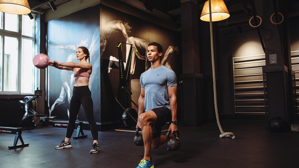 Ein Mann und eine Frau beim Training mit Gewichten