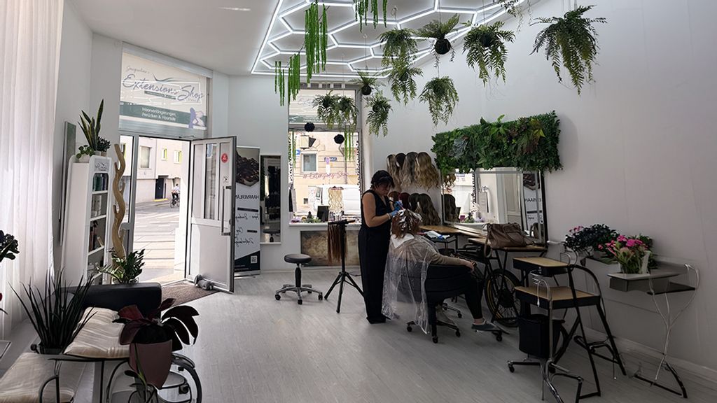 Frau bei einer Friseurbehandlung in einem Friseur-Salon