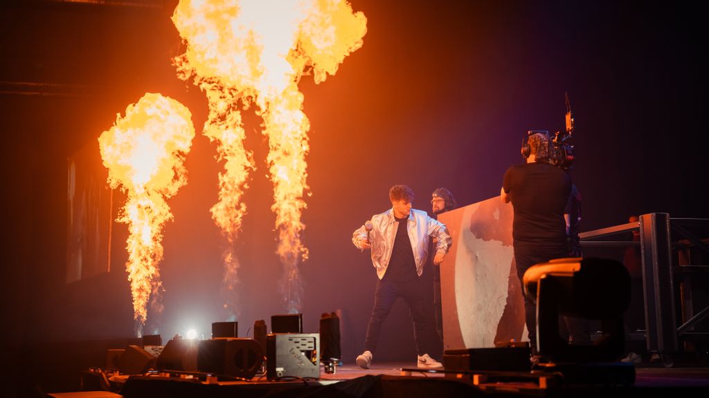 Feuershow auf der Bühne mit dem Magier