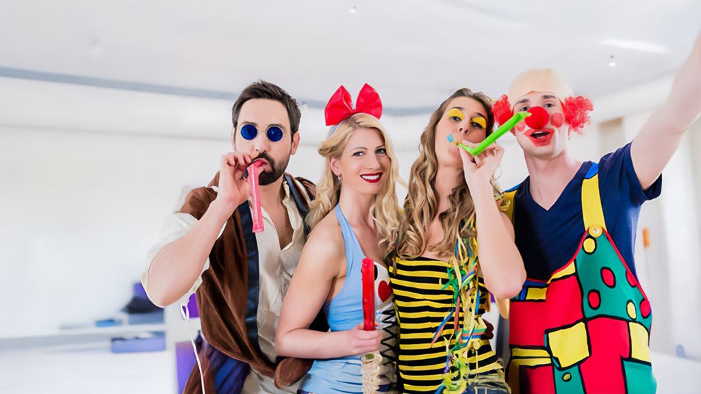 Drei verkleidete Frauen und ein verkleideter Mann im Faschingsoutfit-Outfit