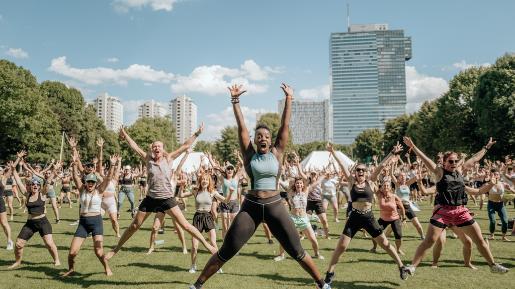 Eine Gruppe von Personen auf einer Wiese beim Sport