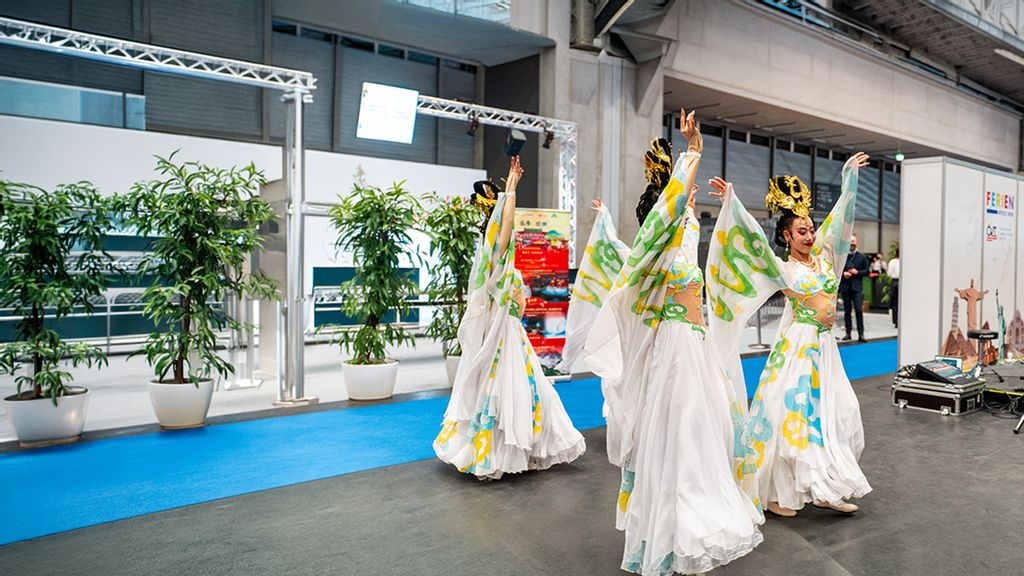 Frauen in traditioneller asiatischer Kleidung beim Tanzen
