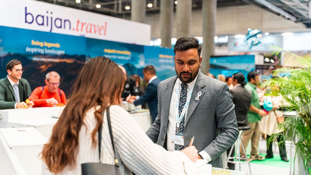 Mann berät Frau bei der FERIEN-MESSE