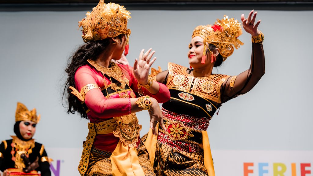 Personen in traditioneller asiatischer Kleidung