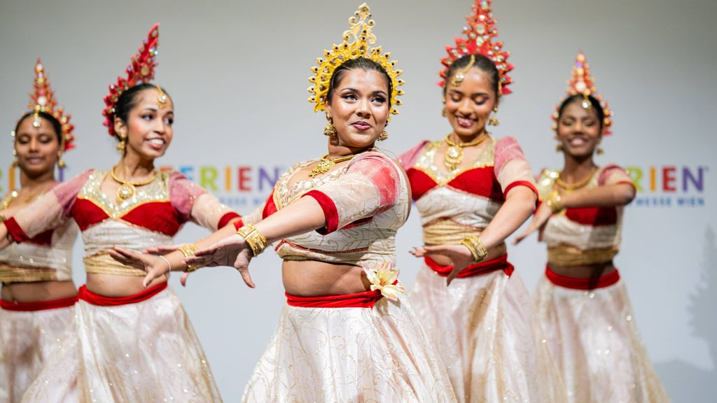 Frauen in traditioneller asiatischer Kleidung beim Tanzen