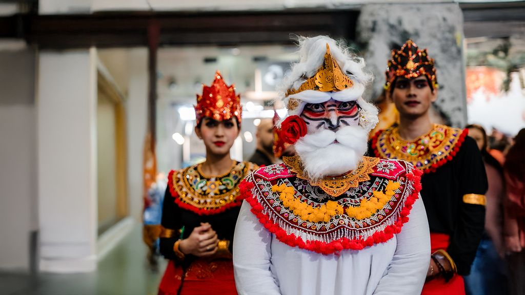 Personen in traditioneller asiatischer Kleidung