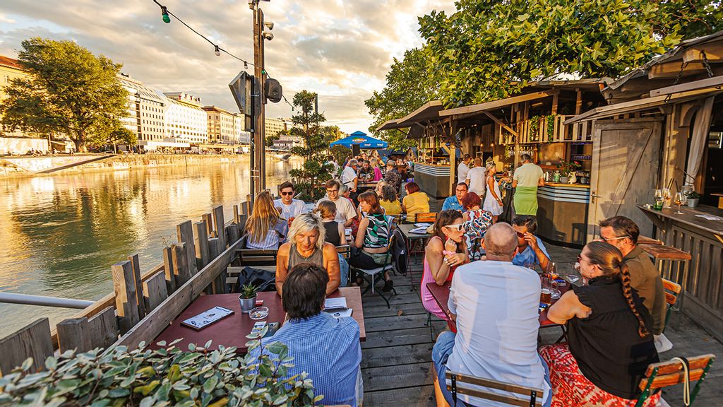 Gäste auf der Terrasse neben dem Donaukanal