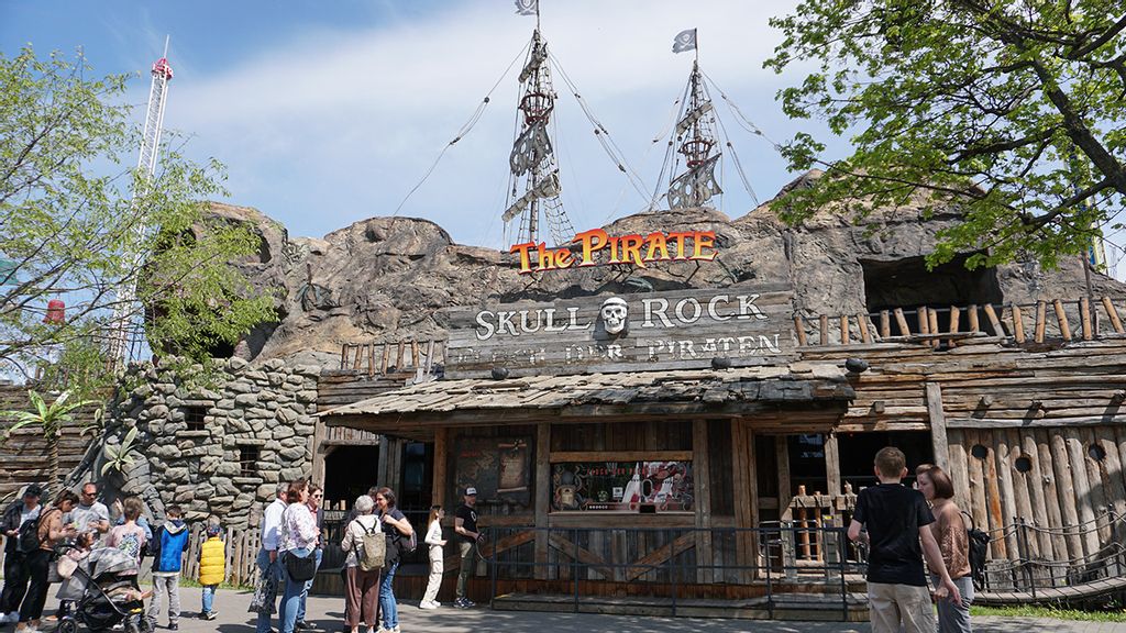 Fluch der Piraten vor dem Eingang mit Sicht auf des Piratenschiff