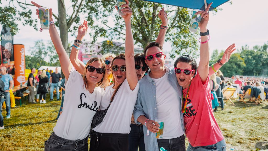 © Weitblick Entertainment GmbH Gruppe an Personen bei einem Festival