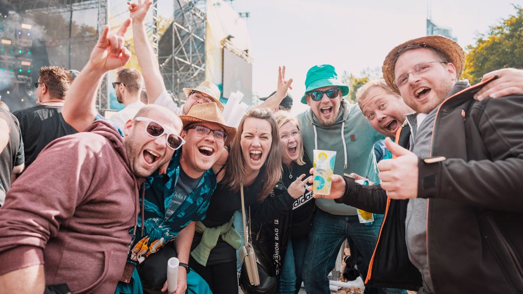 Gruppe an Personen bei einem Festival