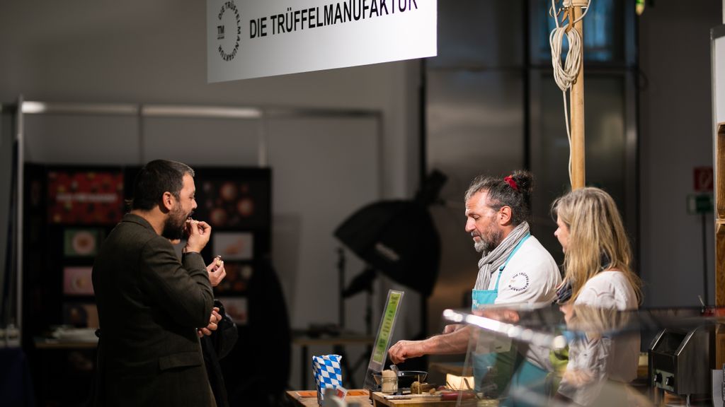 Verkaufsstand mit Verkäuferinnen und einem Kunden bei den Genusswelten