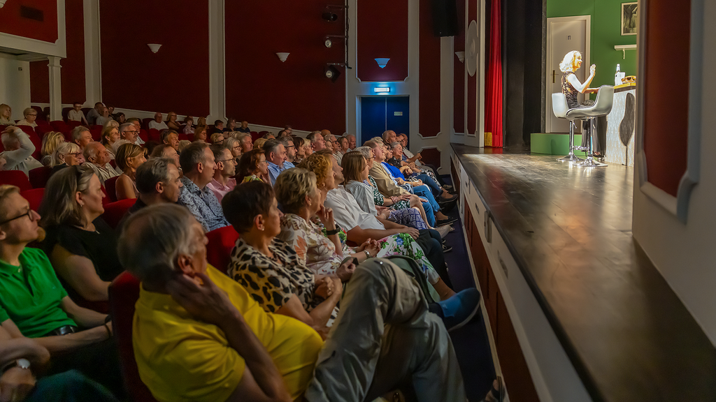 Publikum sitzt im Gloria Theater bei einer Theatervorstellung