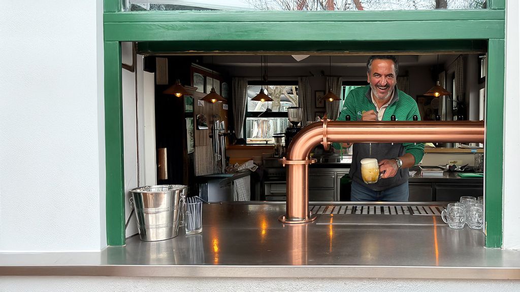 Mann an der Bierschank im Gösser Eck