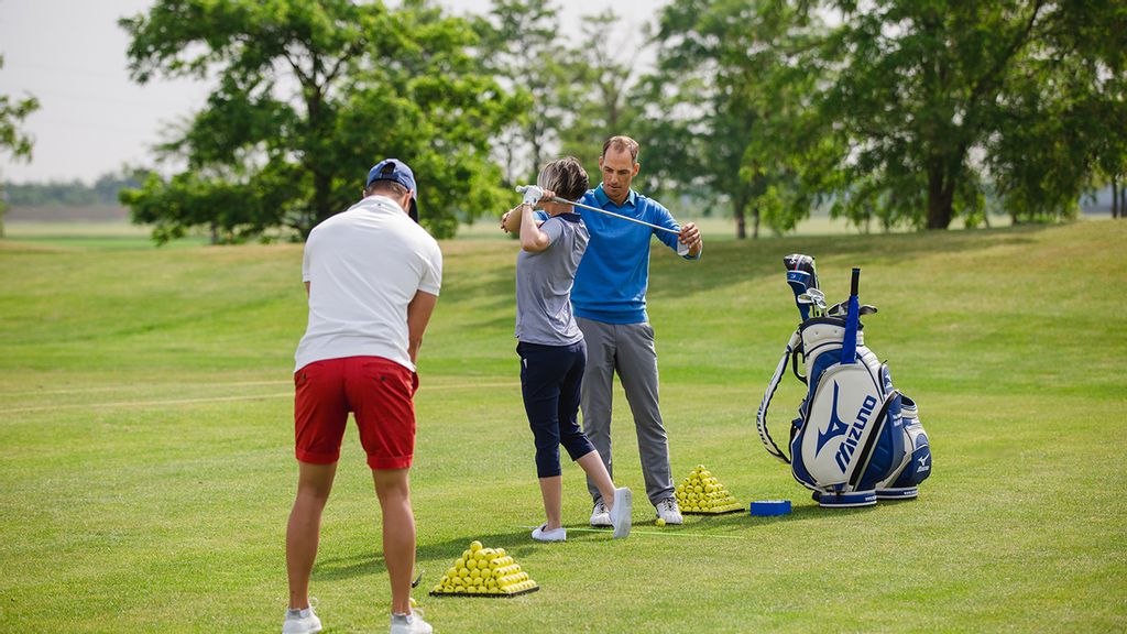 Drei Spieler*innen beim Golfen