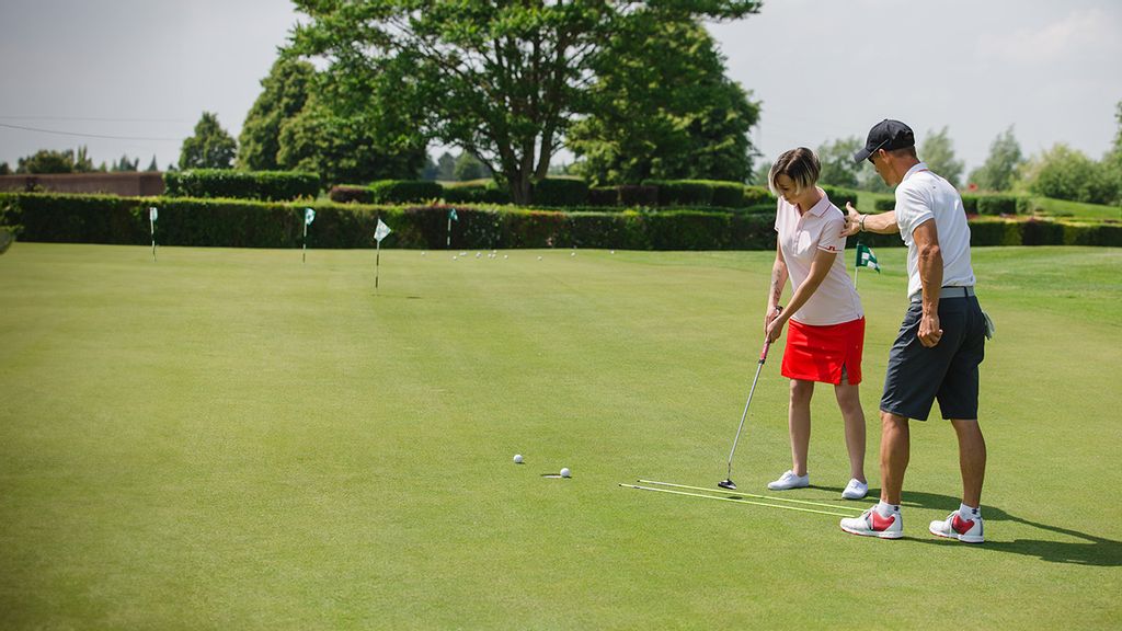 Drei Spieler*innen beim Golfen
