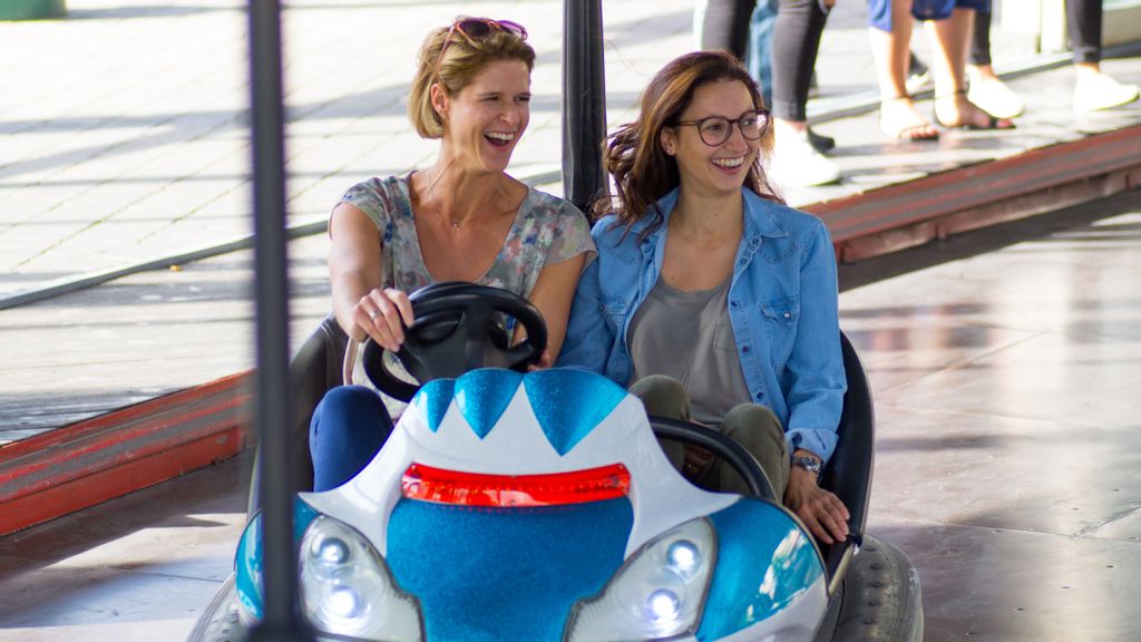 Zwei Frauen in einem Fahrzeug vom Grand Autodrom 