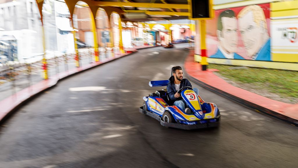 Zwei Go-Karts fahren um die Wette auf der Rennbahn