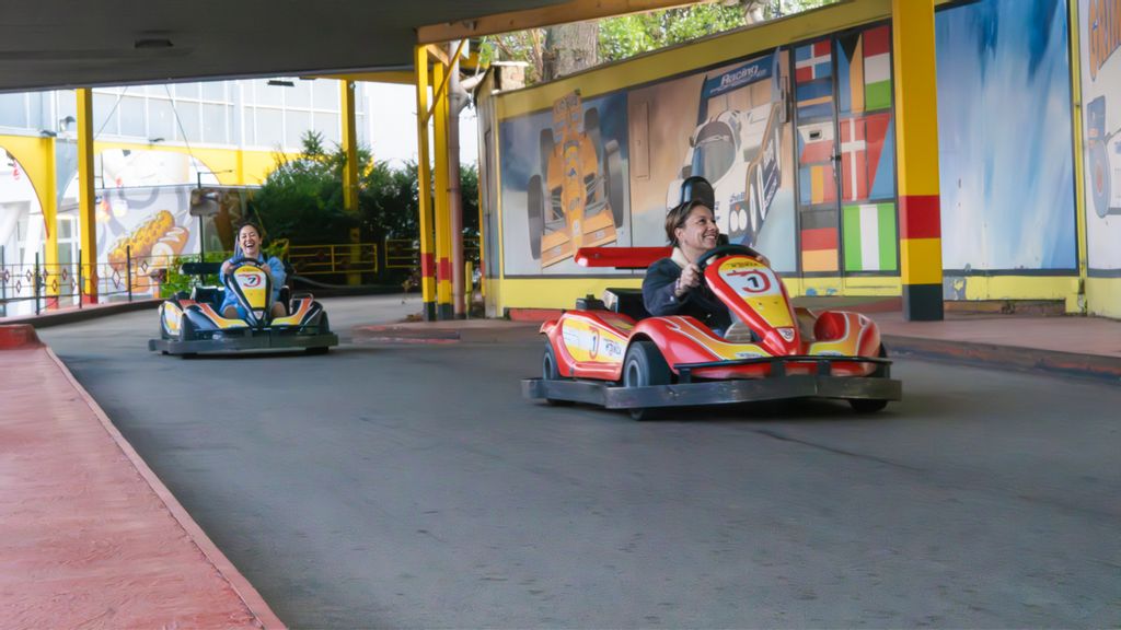 Zwei Go-Karts fahren um die Wette auf der Rennbahn