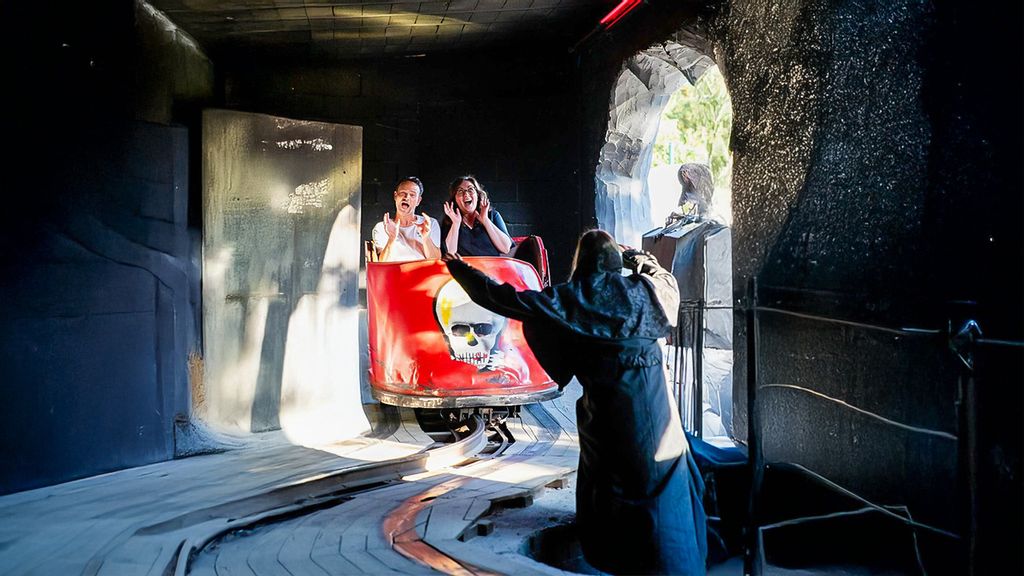 Geisterbahn von Außen in Form eines Geisterschlosses