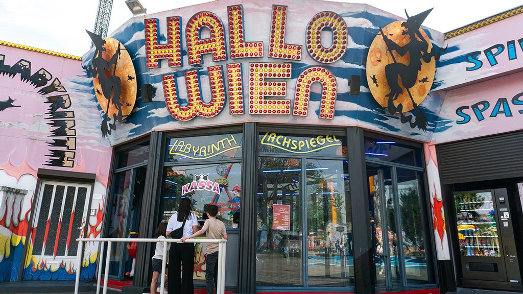 Außenansicht vom Hallo Wien Fahrgeschäft 