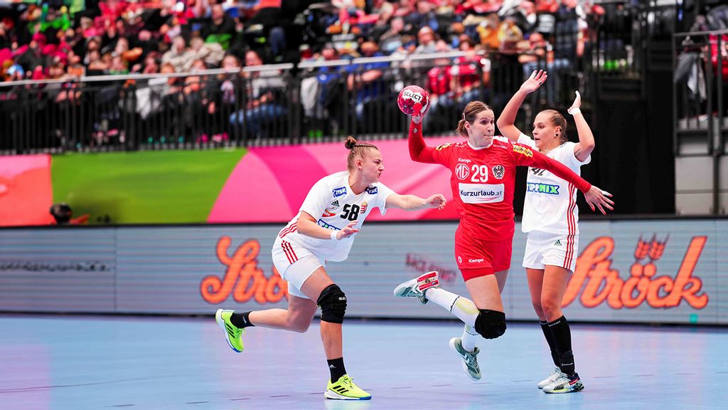 drei Frauen spielen Handball