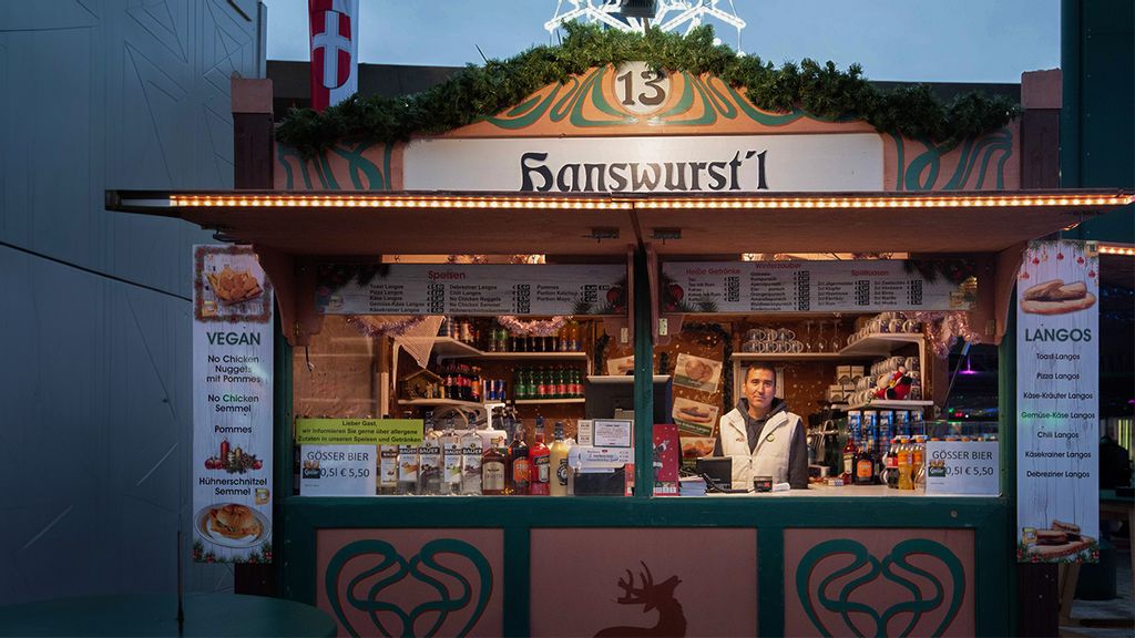 Ein Verkäufer in der Hütte am Wintermarkt