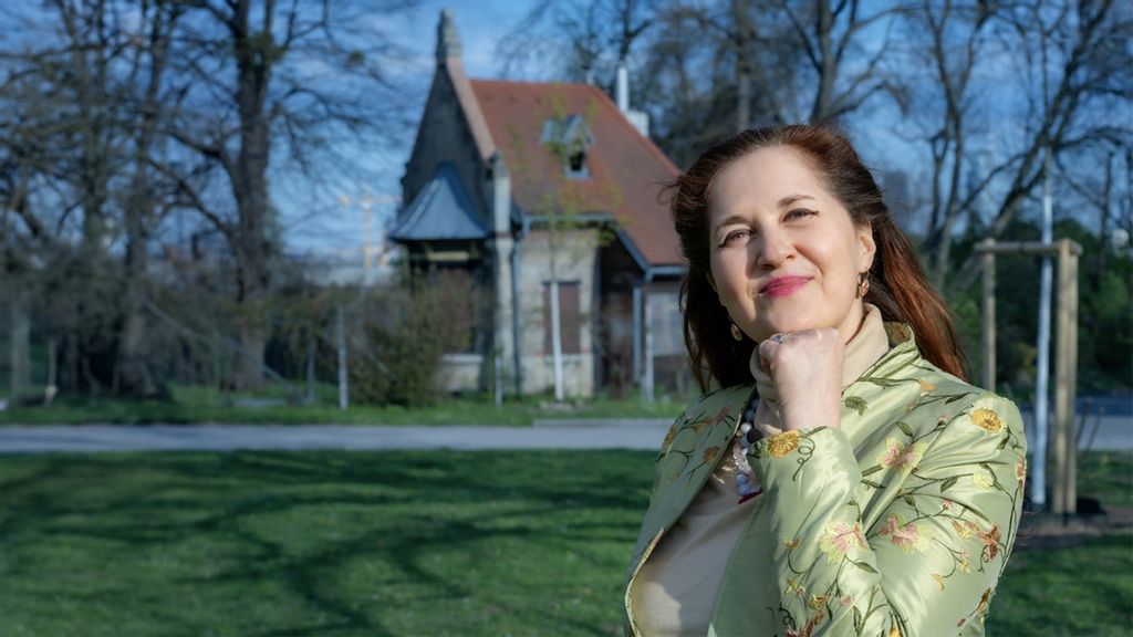 Trainerin Naama Isabelle Fassbinder lächelt in die Kamera