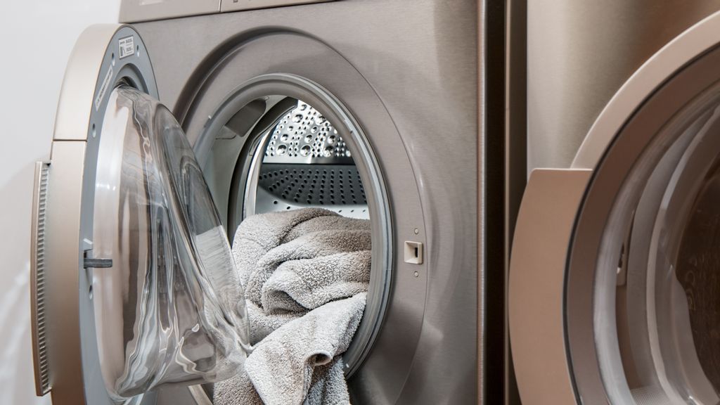 Eine geöffnete Waschmaschine, in der ein Handtuch liegt