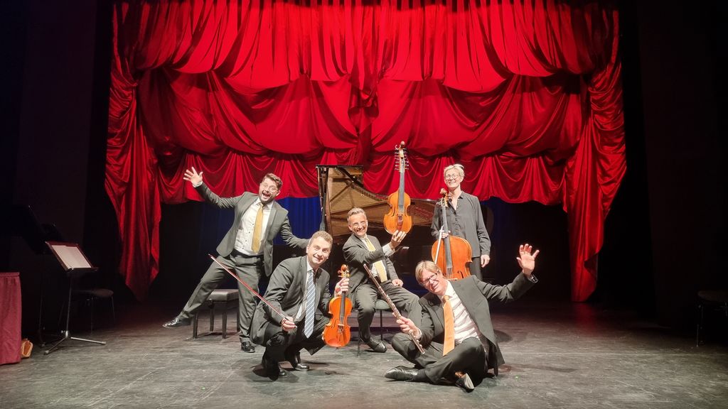 Orchester Concilium musicum Wien vor einem roten Vorhang