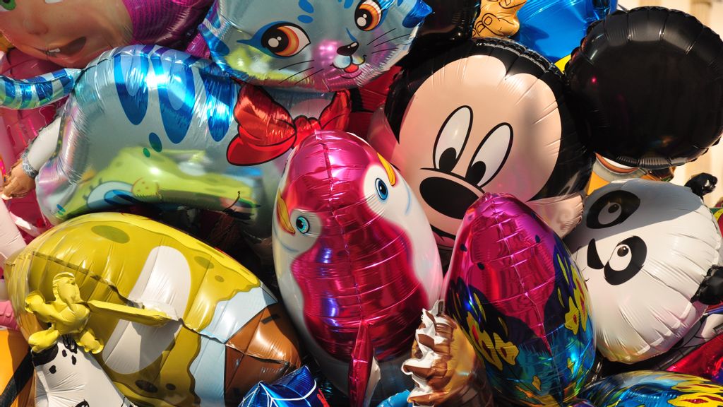 Verschiedene Helium-Luftballons mit Motiven von Mickey Mouse und Spongebob