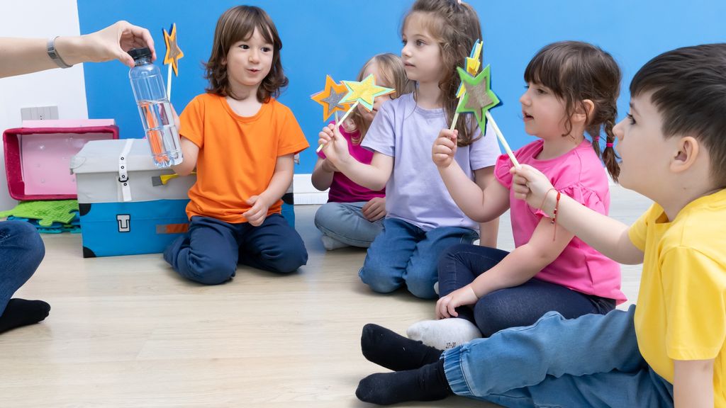 Gruppe an Kindern am Boden sitzend bei einem Kurs