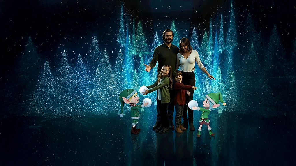 Eine Familie bei einem interaktiven Spiel mit weißen Kugeln in dunklem Raum