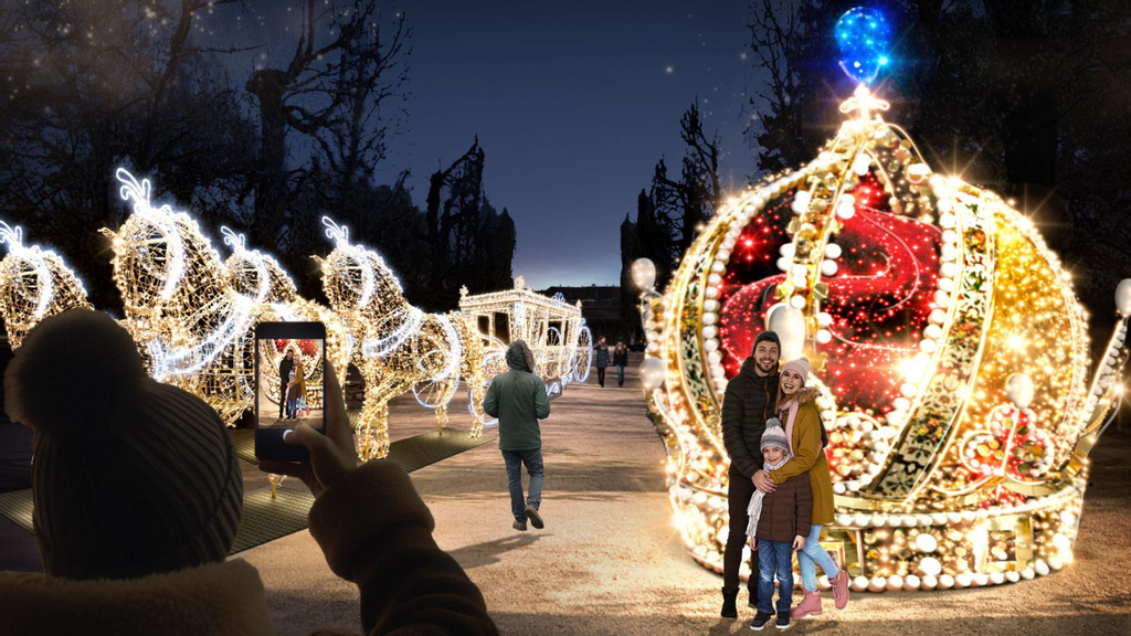 © Multidekor Illumination Mehrere Personen in einem Lichtergarten im Schlosspark Schönbrunn vor beleuchteten Skulpturen