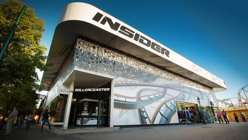 Außenansicht vom Insider-Indoor Rollercoaster im Wiener Prater 