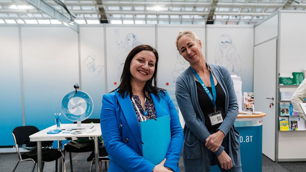 © FRBMedia - Tim Bodhi Zwei Frauen vor einem Messestand