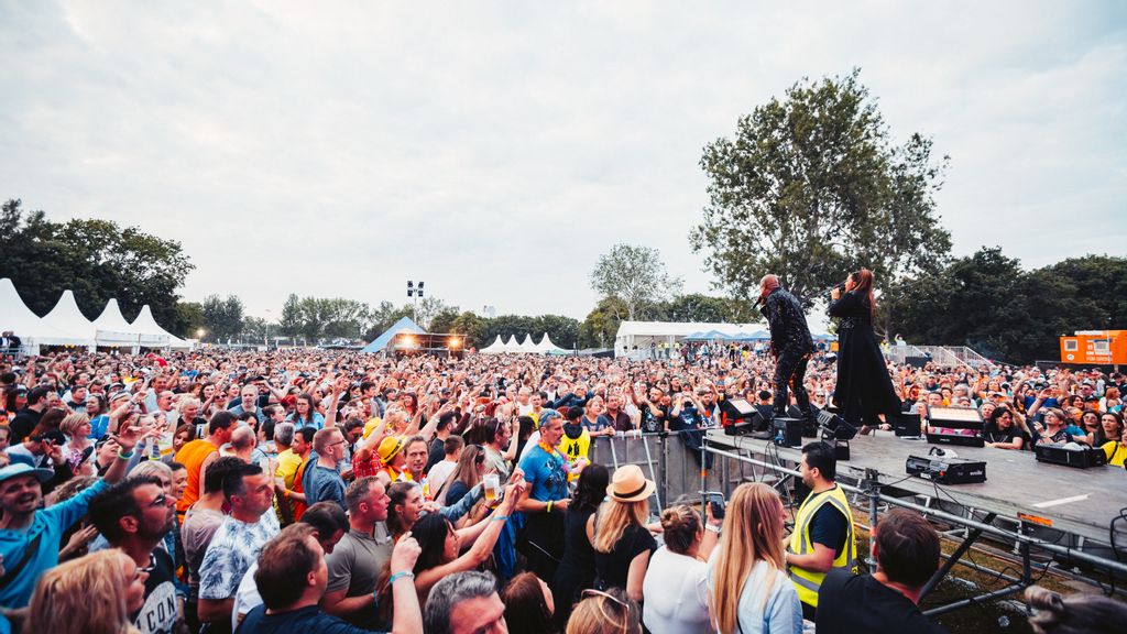 © Weitblick Entertainment GmbH Tobendes Publikum beim Open Air Festival