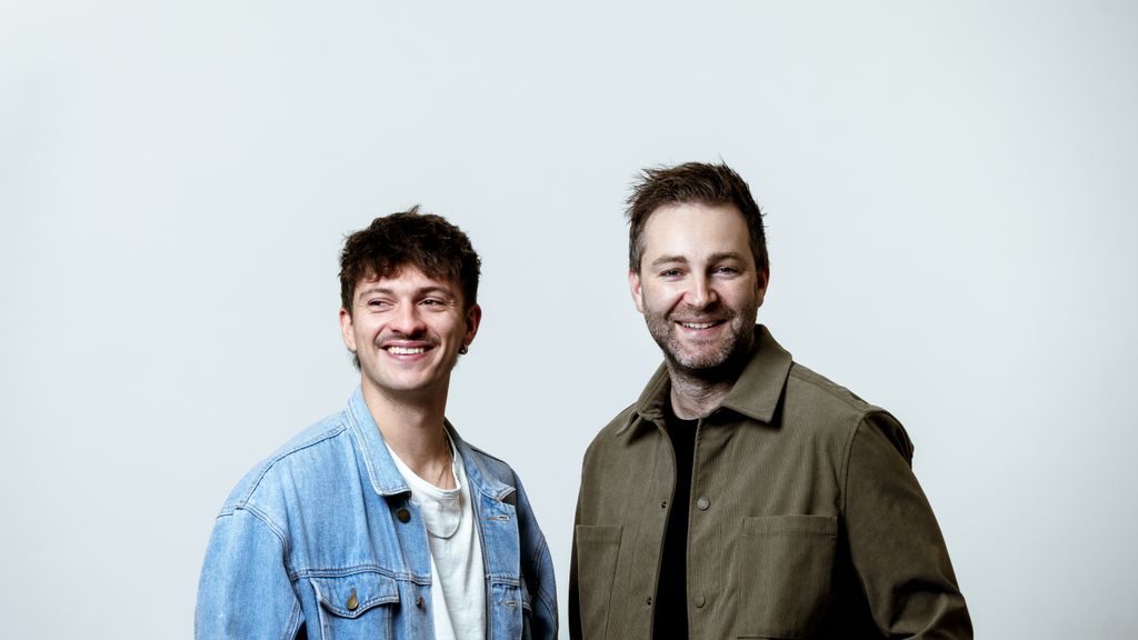 Pop-Künstler JOSH. und Rian vor hellem Hintergrund